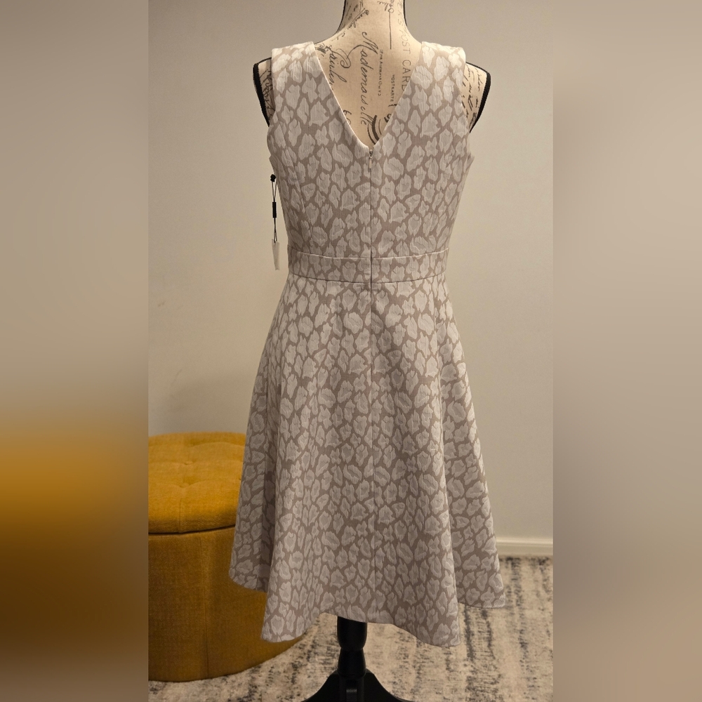 Calvin Klein Sleeveless V-Neck A-Line Dress in Light Beige Pattern Size 6 - Picture 5 of 16